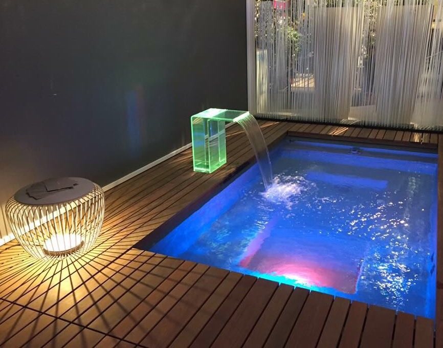 Gush R Acrylic Glass Pool fountain